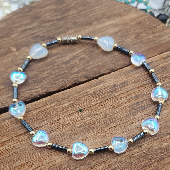Estate Jewelry - Iridescent Heart Bead Bracelet - Blue/White B3435